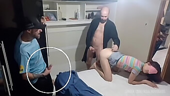 Přátelské Video Amatérského Sexu Páru Se Zavázanou Manželkou A Nečekaným Hostem.