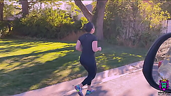 Une Femme Brune Pause Son Jogging Pour Faire Une Fellation