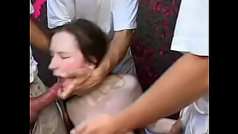 Sexe De Groupe Extrême Avec Une Jeune Fille En Anal Et Creampie