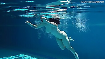 A Jovem Russa Sheril Adora Nadar Na Piscina