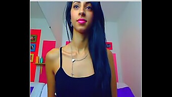 Bela Bunda É Esticada Com Brinquedo Anal Na Webcam