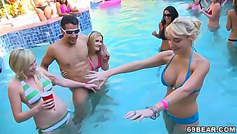 Fiesta En La Piscina En Grupo Con Sexo Oral Y Baile