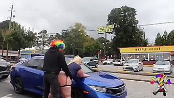 Bomba Rubia Es Follada Por El Payaso En Waffle House