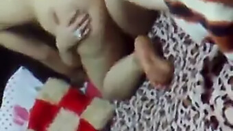 Dua Wanita Arab Meneroka Keinginan Seksual Mereka Dalam Video Lesbian Yang Panas