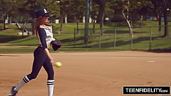 Fit Softball Træners Varme Møde Med Kirsten Lee