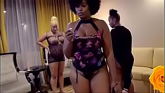 O Femeie Afro-Americană Sexy Domină Un Bărbat Caucazian Mai În Vârstă În Vegas Cu Strap-On-Uri Și Sex Oral