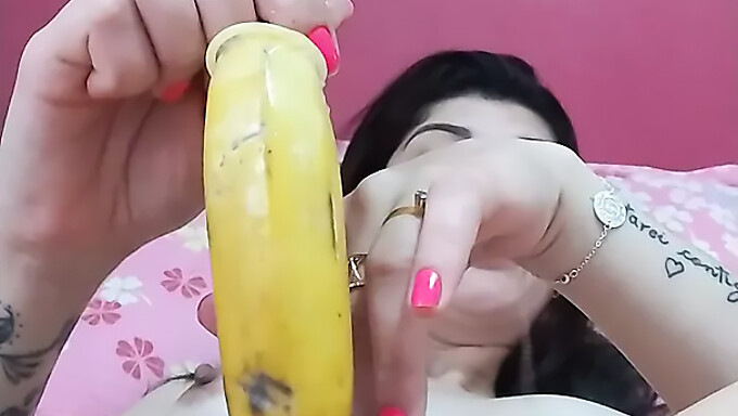 Jovencita Se Masturba Con Un Plátano Y Llega Al Orgasmo