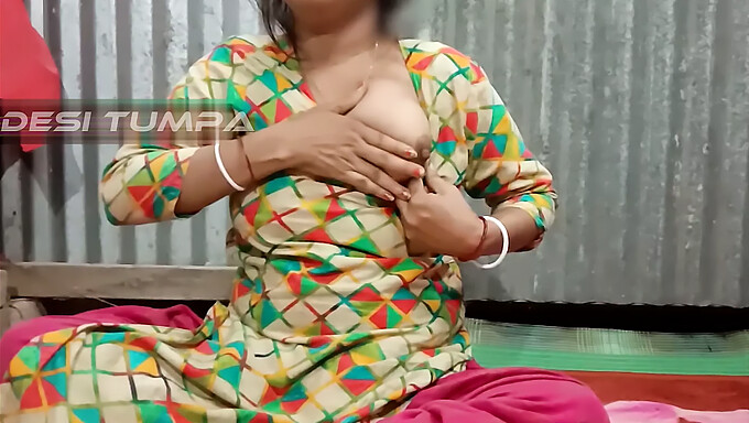 Desi Tumpa Bhabhi的独奏表演:展示她的奶白色乳房和紧身阴道