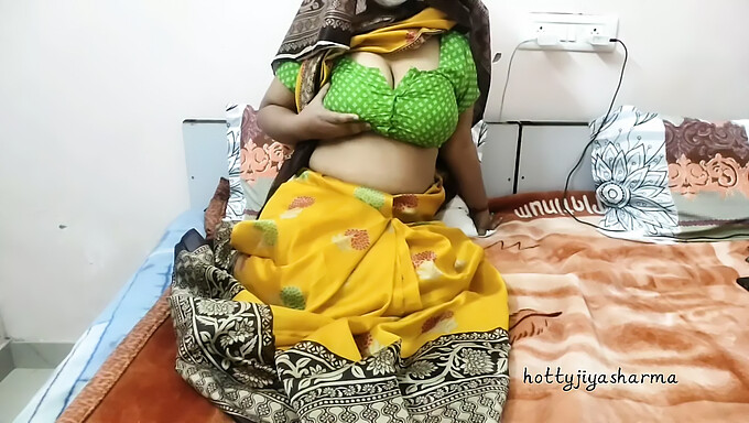 Intian Milf Salwar Paljasti