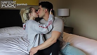 Latino Vysokoškolský Fotbalista Má Sex S Napuštěnou Blondýnou, Která Vapuje